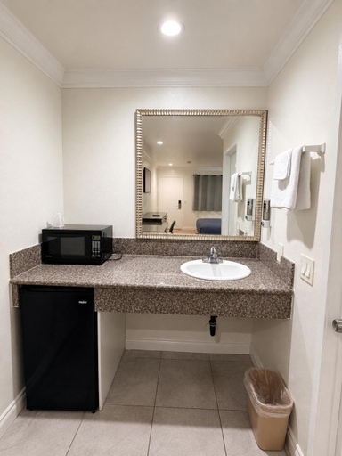 Bathroom 5, Bell Resort Motel, Los Angeles