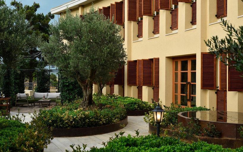 Exterior & Views