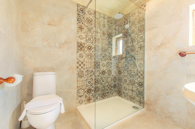 Bathroom 2, Il-Kampnar Gozo Farmhouse with Private Pool