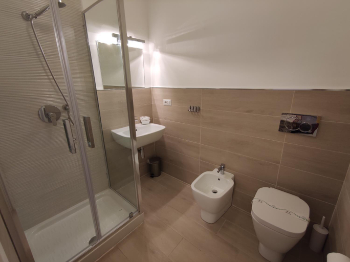 Bathroom 3, SAMI Rooms - Teatro a 400 mt - Ortigia a 1500 mt -, Syracuse