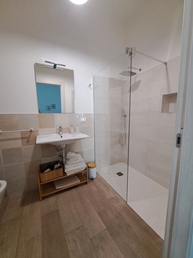 Bathroom 5, PROFUMO DI CALICANTO B&B, Oristano