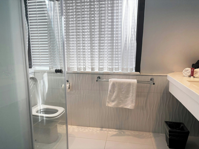 Bathroom 4, ONOMO Hotel Waterfront, City of Cape Town