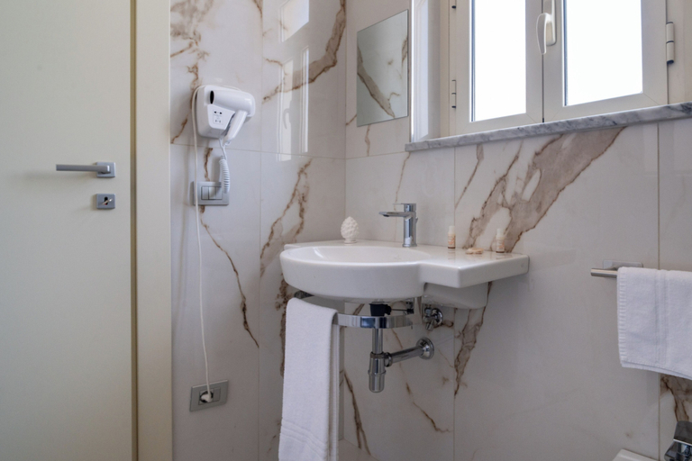 Bathroom 4, Viscuso house, Catania