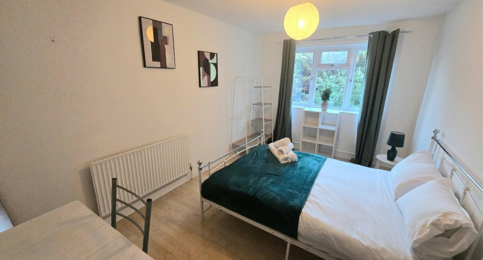 Room 2, House Sleeps 8 With Balcony, London