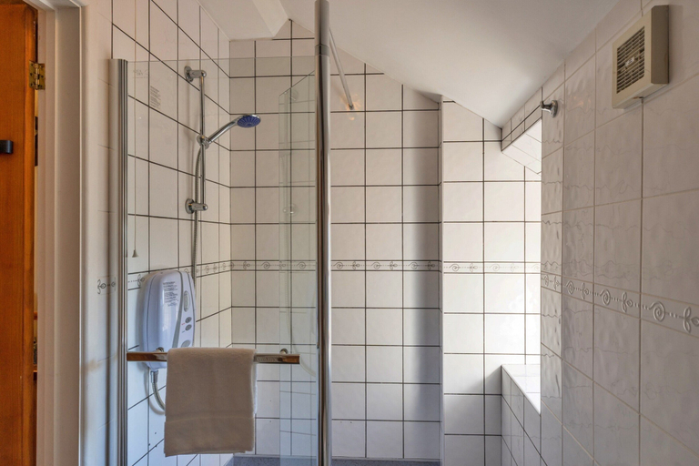 Bathroom 5, Spacious Devon Farmhouse, Devon