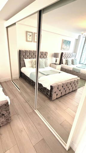 Room 5, Apartment Sleeps 11 With Air Conditioning, London