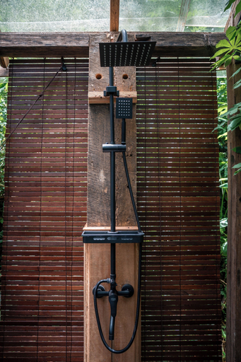Hand-held showerhead, Oak House Sidemen, Karangasem