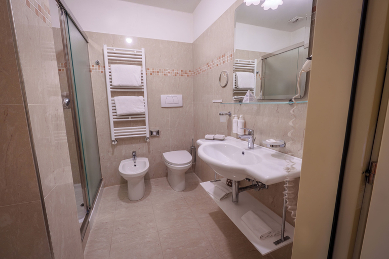 Bathroom 5, Zanhotel & Meeting Centergross, Bologna