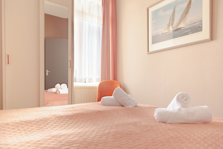 Room 2, Deluxe Lakeview Apartment in Makkum, Wûnseradiel