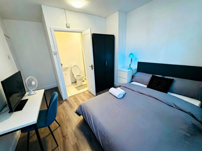 Room 4, Romford 4-bed Home, Sleeps 7 With Garden & Parking, London