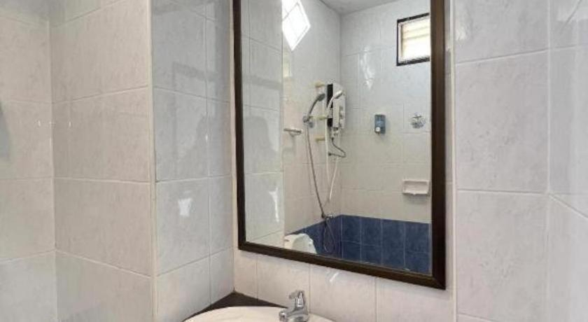Bathroom, Ritzy House Hotel, Muang Chumphon