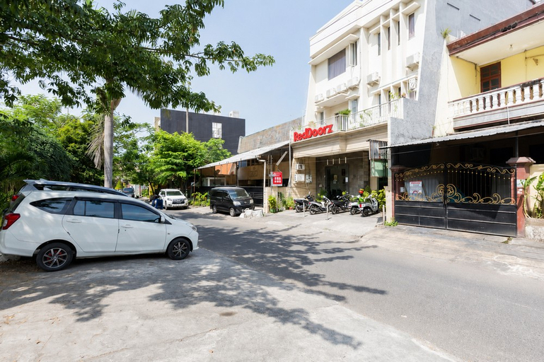 Exterior & Views 2, RedDoorz @ Raya Ngagel 2, Surabaya