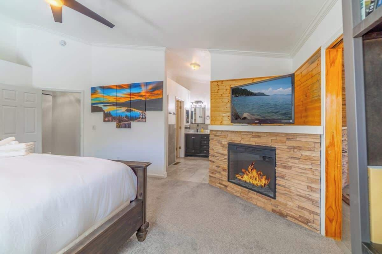 Room 2, Modern Getaway for 11- Hot Tub, Games, Gym, Washoe