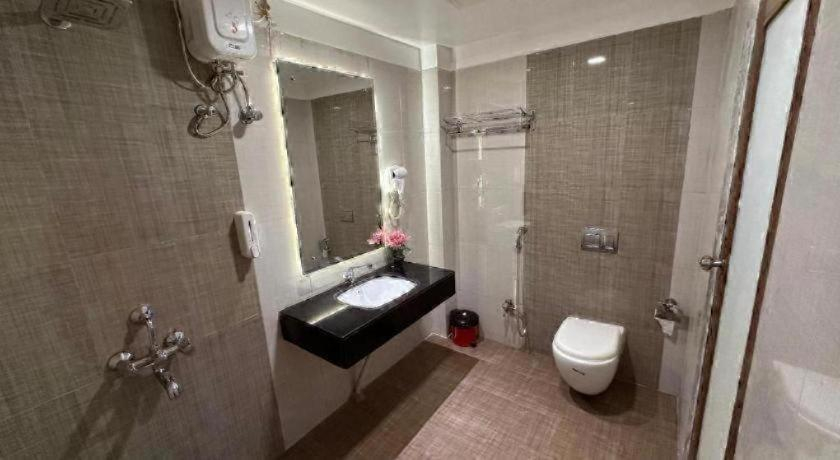 Bathroom 3, Hotel Driftwood with Swimming Pool, South Andaman