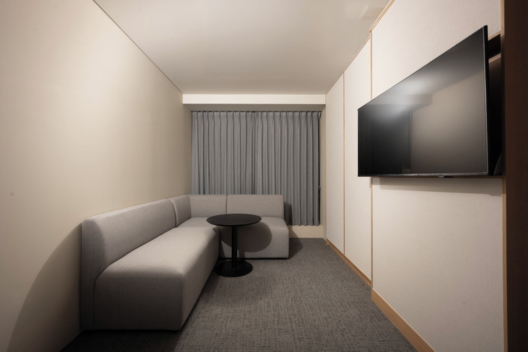 Room 4, Hotel TOV