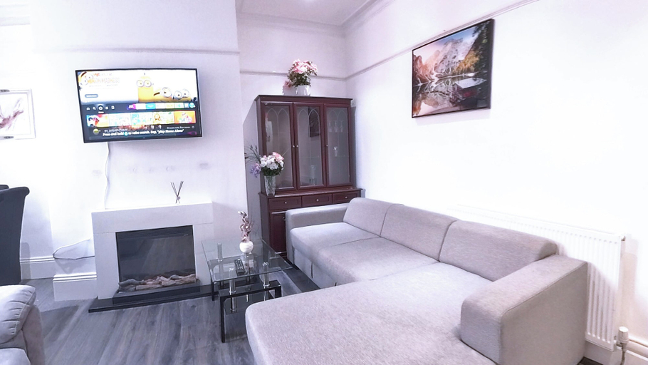Living area 4, Newcastle Dream Home With 4 Bedrooms and Parking, Newcastle upon Tyne
