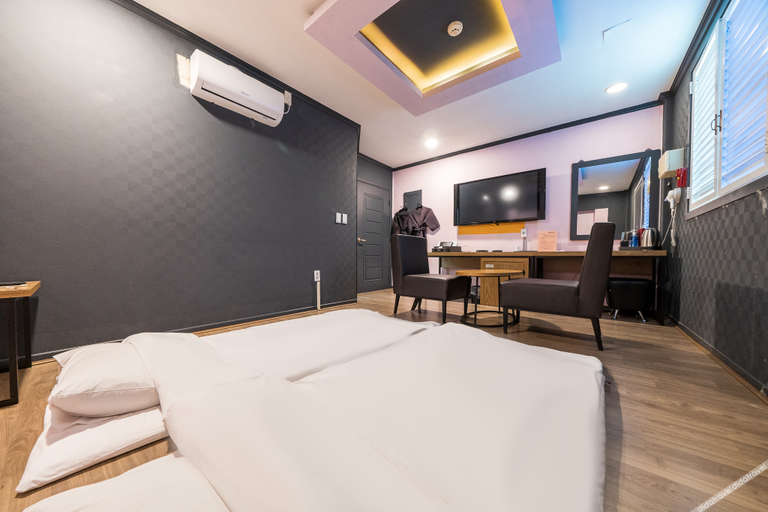Bedroom 2, Wonju Joy Hotel, Wonju
