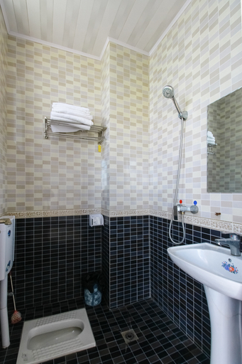 Bathroom 2, 88 Bay Hostel, Beihai