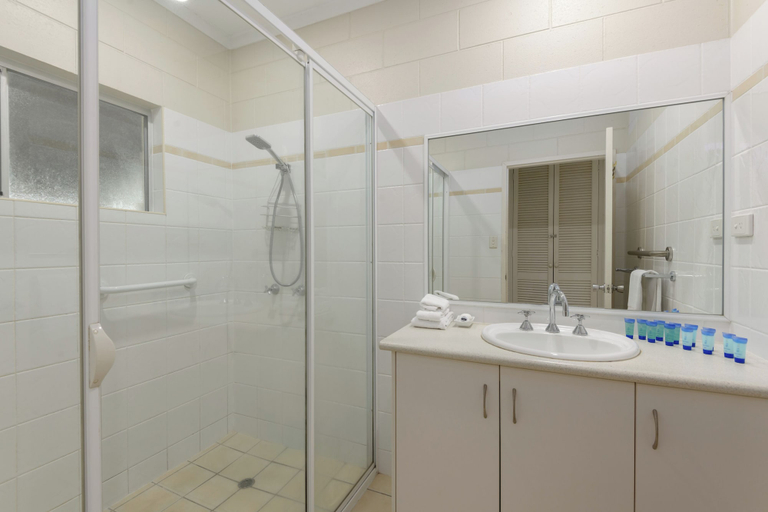Bathroom, Seascape Holidays - 53 Reef Street, Douglas