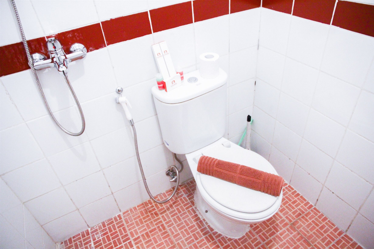 Bathroom 2, 풀 뷰 2BR 무티아라 베카시 아파트먼트, Bekasi