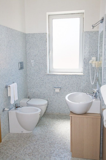 Bathroom 3, Hotel Pacla, Syracuse