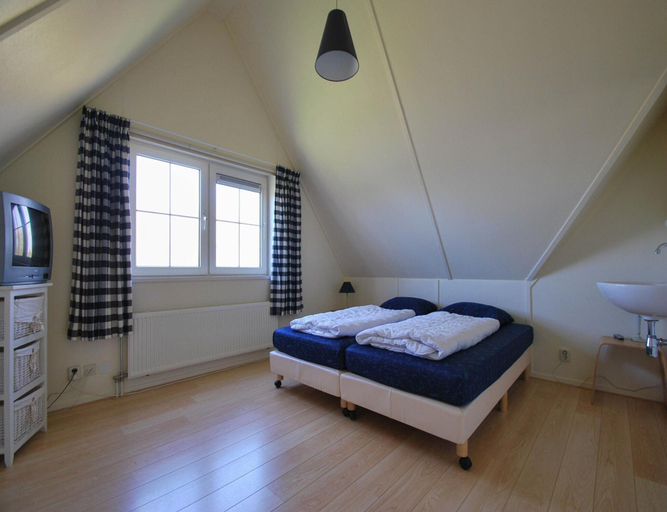 Room 3, 6-guest Deluxe Beach Villa With Sauna, Wûnseradiel
