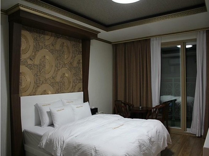 Bedroom 4, California Hotel, Tongyeong