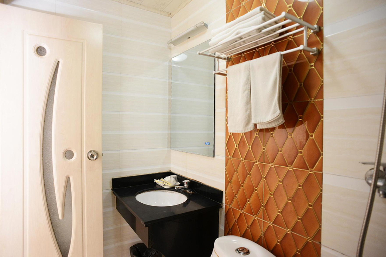 Bathroom 4, Shushun Hostel, Shanghai
