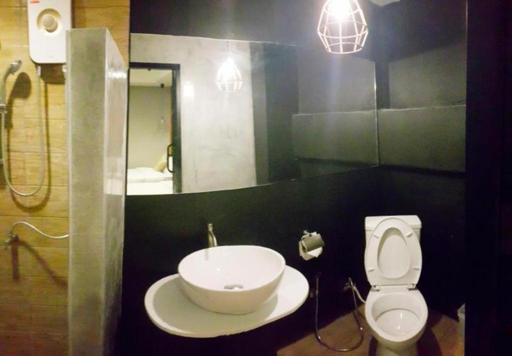 Bathroom, At Kantang Loftel, Kantrang