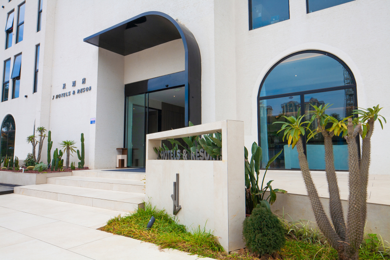 Exterior & Views