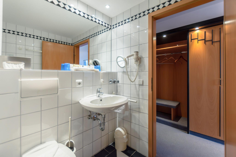 Bathroom 5, Hotel Zur alten Schmiede, Vorpommern-Rügen