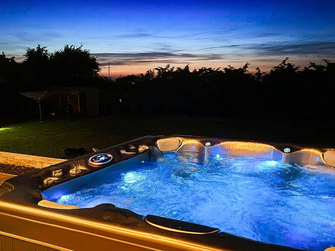 Pool 5, Lush Beach House With hot tub Access, Devon