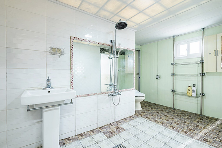 Bathroom 3, Jeju Seoul Minbak, Seogwipo