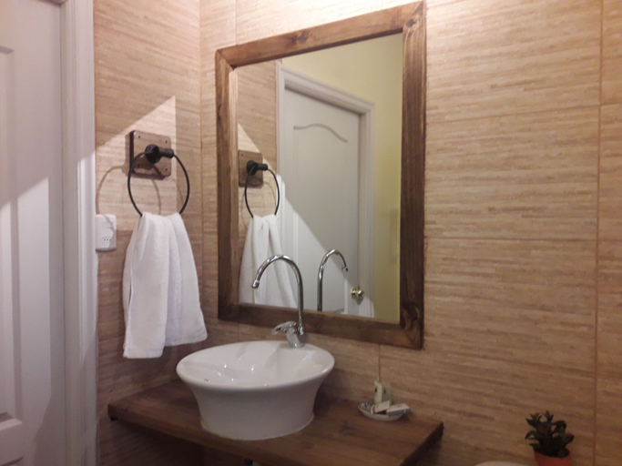 Bathroom 3, La Bella Durmiente, Cordillera