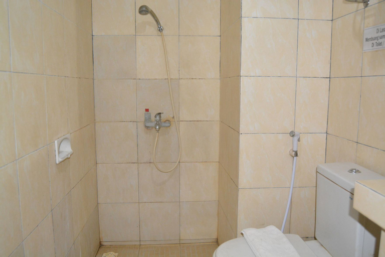 Bathroom 3, Kencana Dewi 2 Hotel, Ponorogo