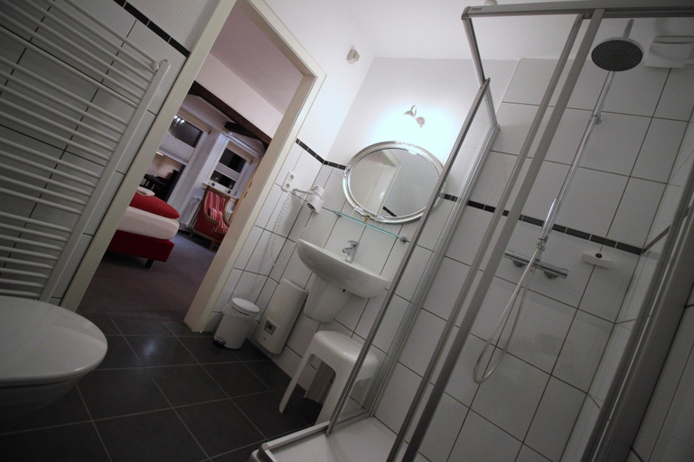 Bathroom 5, Hotel zur Linde, Lüchow-Dannenberg