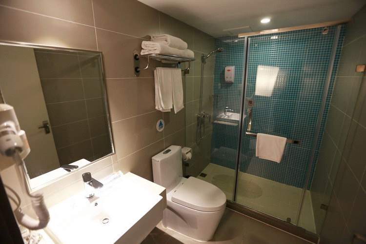 Bathroom 3, Homeinn Ease Hotel (Guiyang North Railway Station), Guiyang