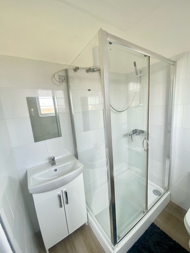 Bathroom 1, Sanctuary House, Tema