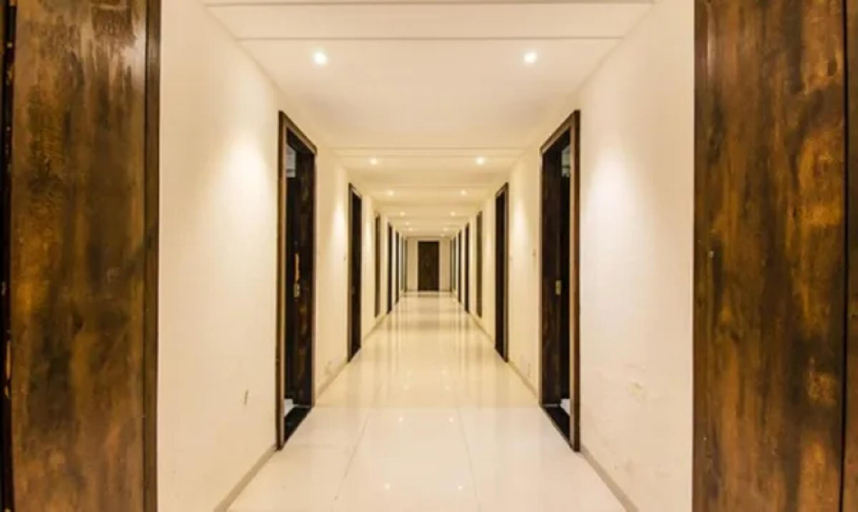 Public Area, Fabhotel Amrit Greens, Indore