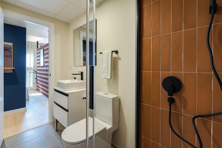 Bathroom 5, Puerto Alto Apartments, Madrid