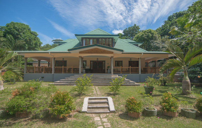 Exterior & Views