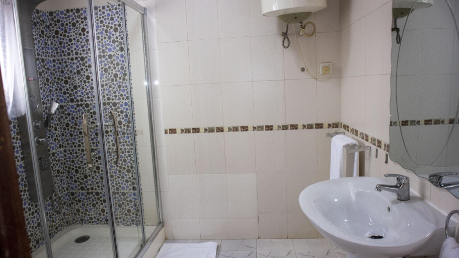 Bathroom 3, His Majestys Hotel, Accra