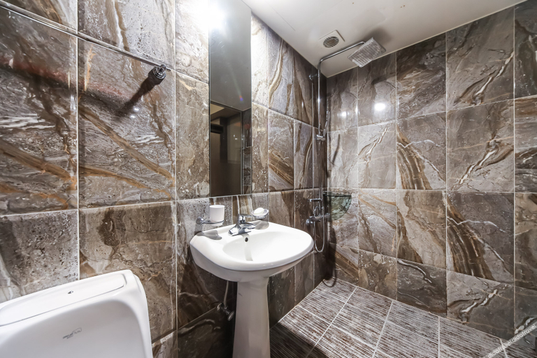 Bathroom 5, Daegu Dongseong-ro Nana, Buk