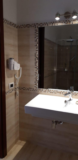 Bathroom 5, Le Pavoncelle, Oristano