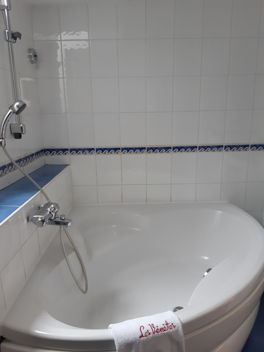 Bathroom 5, Les Vénètes, Morbihan