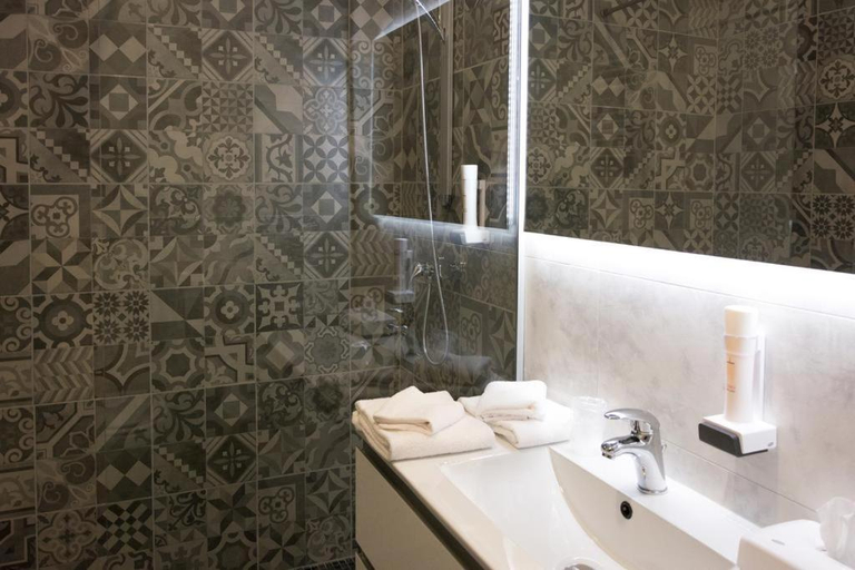 Bathroom 3, Hotel De Nac, Trento