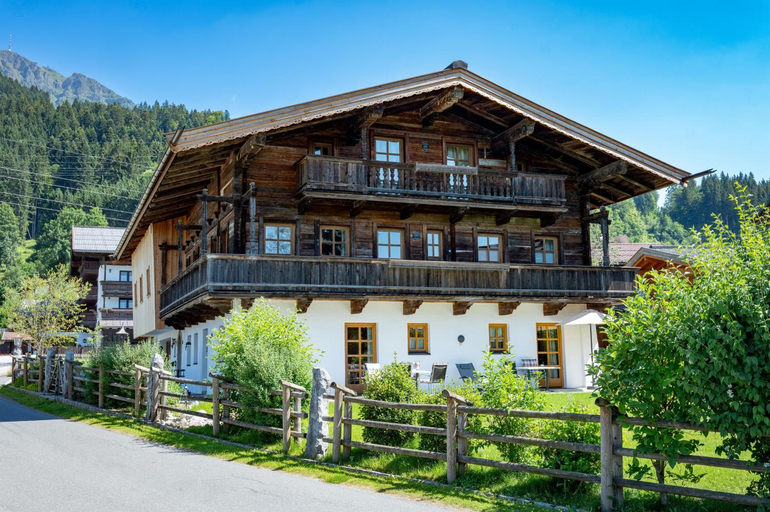 Exterior & Views