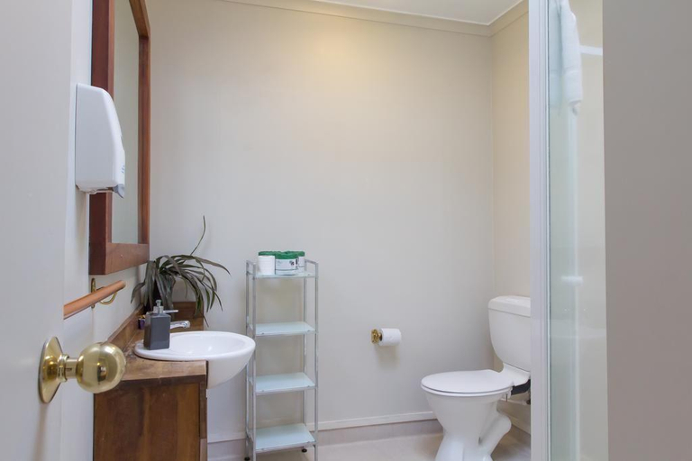 Bathroom 3, Snowman Lodge and Spa, Ruapehu
