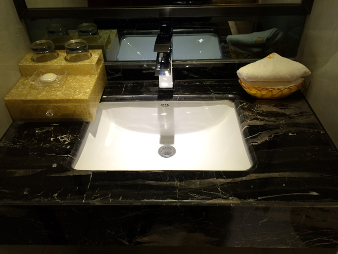 Bathroom 2, Dijing Hotel, Chuxiong Yi