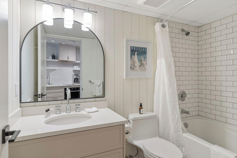 Bathroom, Cascade Lodge - Studio Suite, Squamish-Lillooet